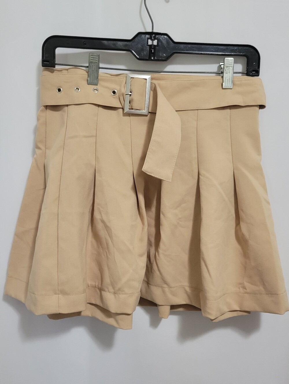 Jolie & Joy Beige Pleated Belted Mini Skirt. Size L. NEW